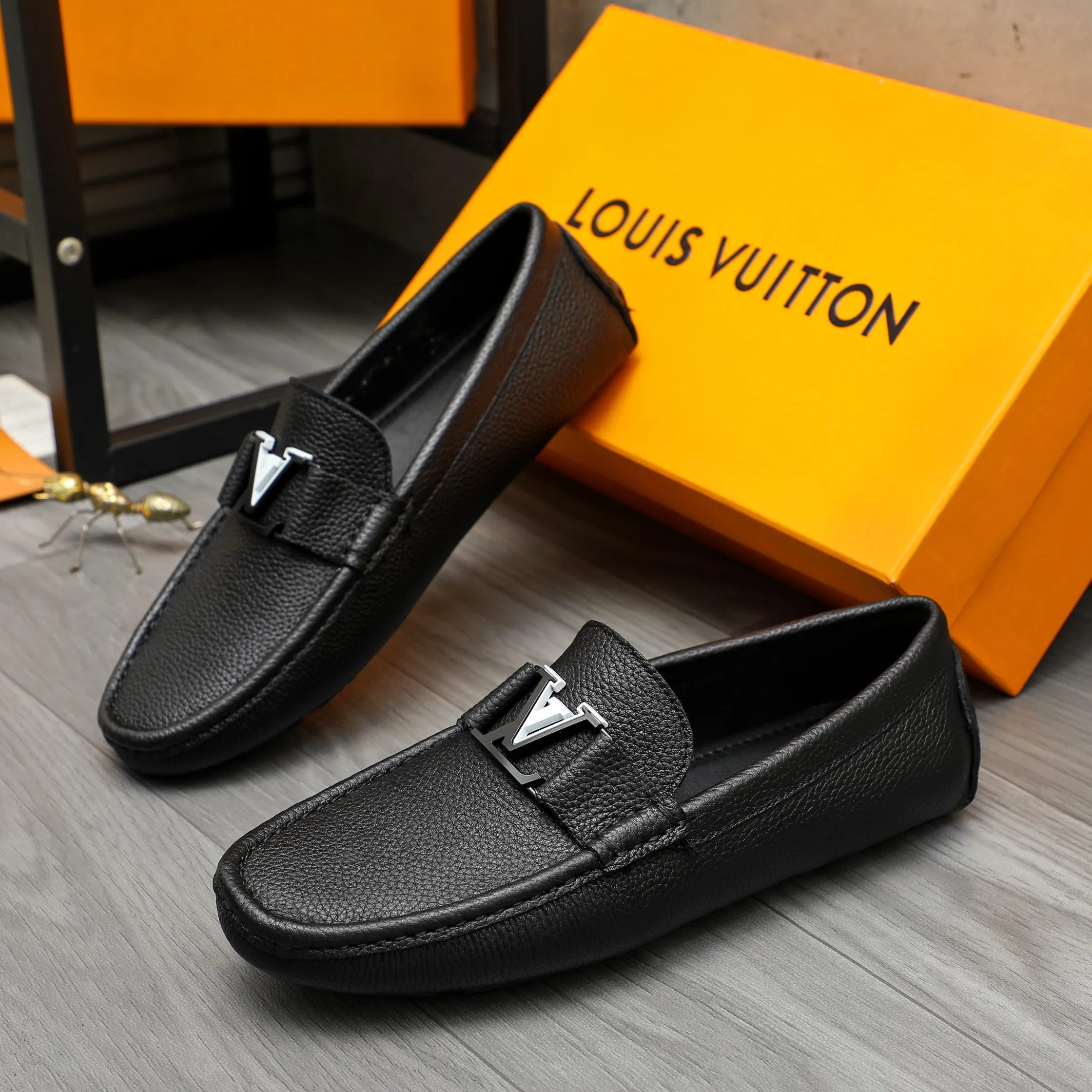Men's shoes 💰420 Product trademark: LV "Louis Vuitton" casual slip-on shoes Regular size: 38-46 (45.46 custom-made, non-returnable) Product materials: Selected pebbled cowhide upper, sheepskin lining, original rubber outsole